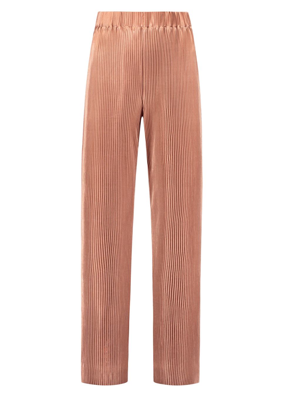 Mooie roze plissé broek Sofia van het merk Studio Amaya! Deze prachtige roze broek combineert comfort met een stijlvolle flair dankzij de glanzende plissé stof en de luxe uitstraling. Met wijde pijpen en elastische tailleband. Shop de nieuwe collectie van Studio Amaya, matching sets bij dameskleding Boetiek Aniek.