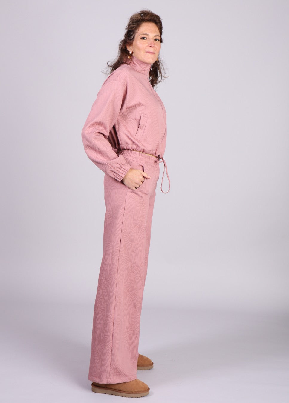 Zijkant model staand roze broek studio amaya wide leg lio 