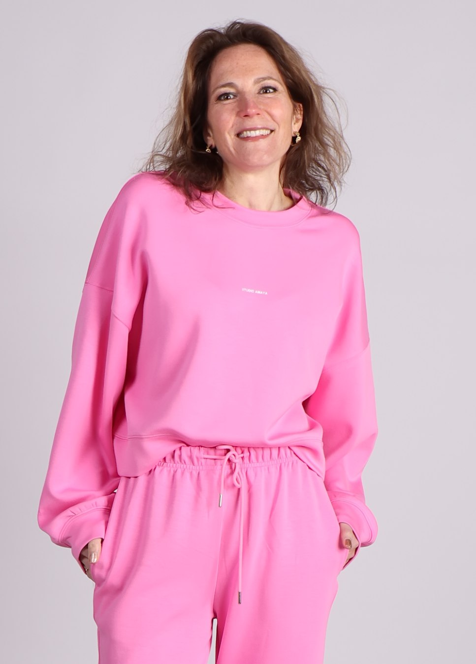 Studio Amya Betty Sweater zomers, roze van kleur logo op voorkant model