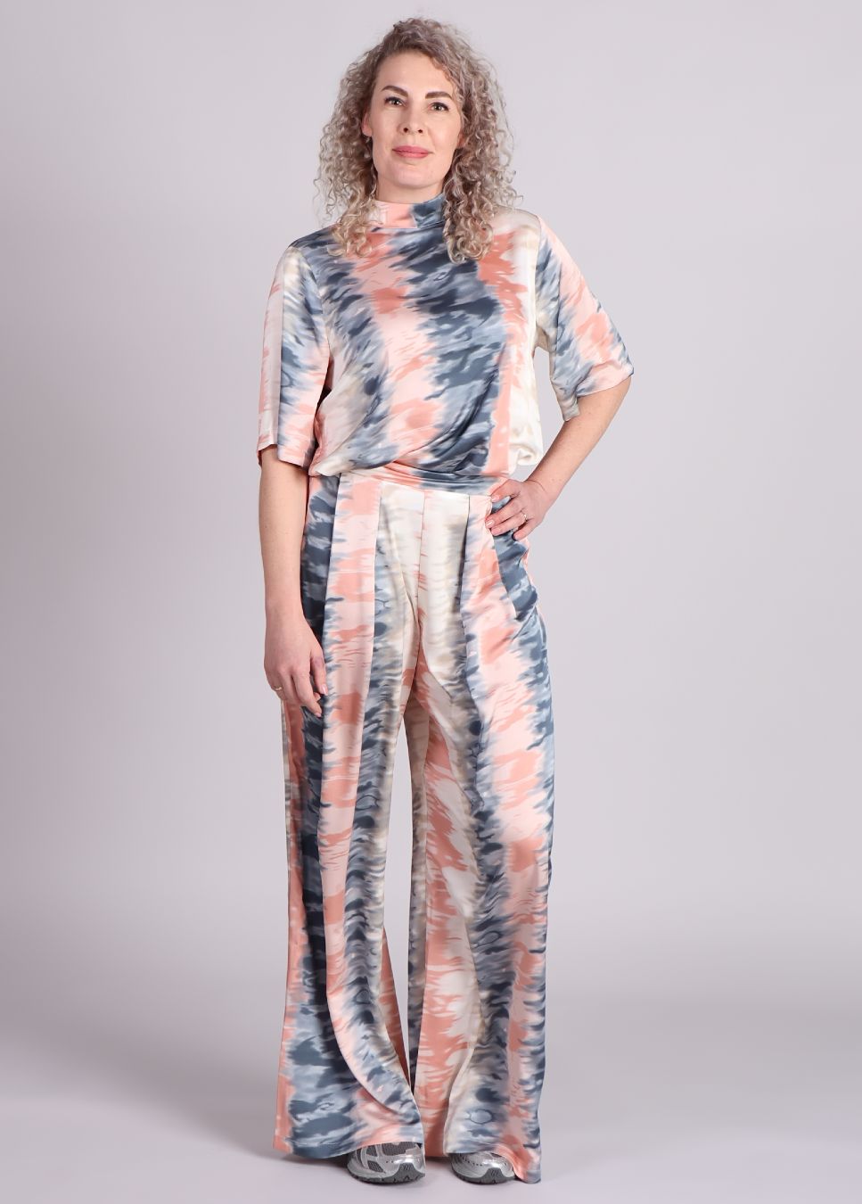 Studio Amaya Ella tie dye pants, broek met wijde pijpen op model met bijpassende top.