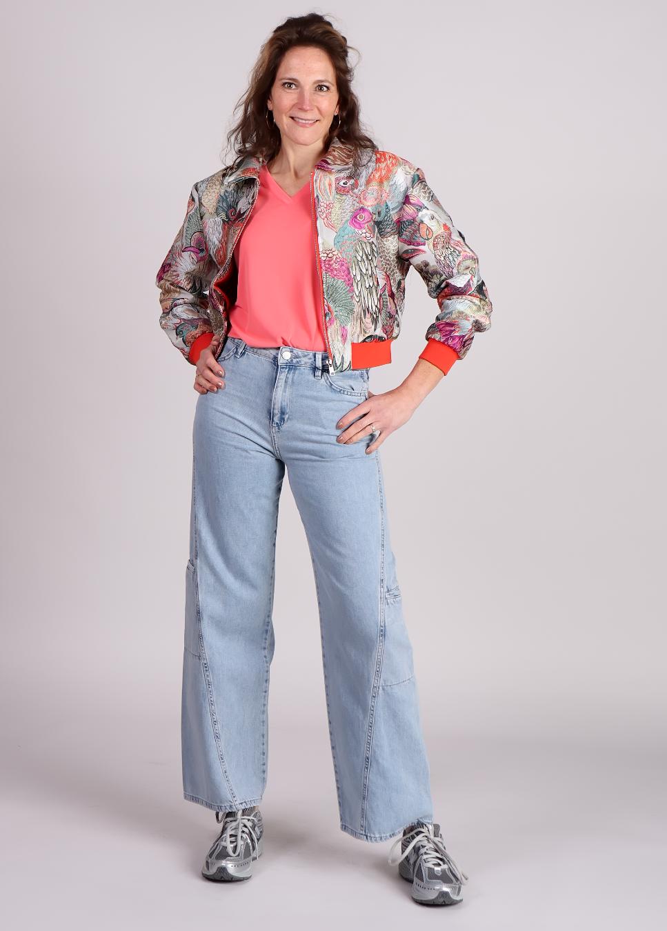 Studio Amaya Hailey bomber met papegaai print op jeans