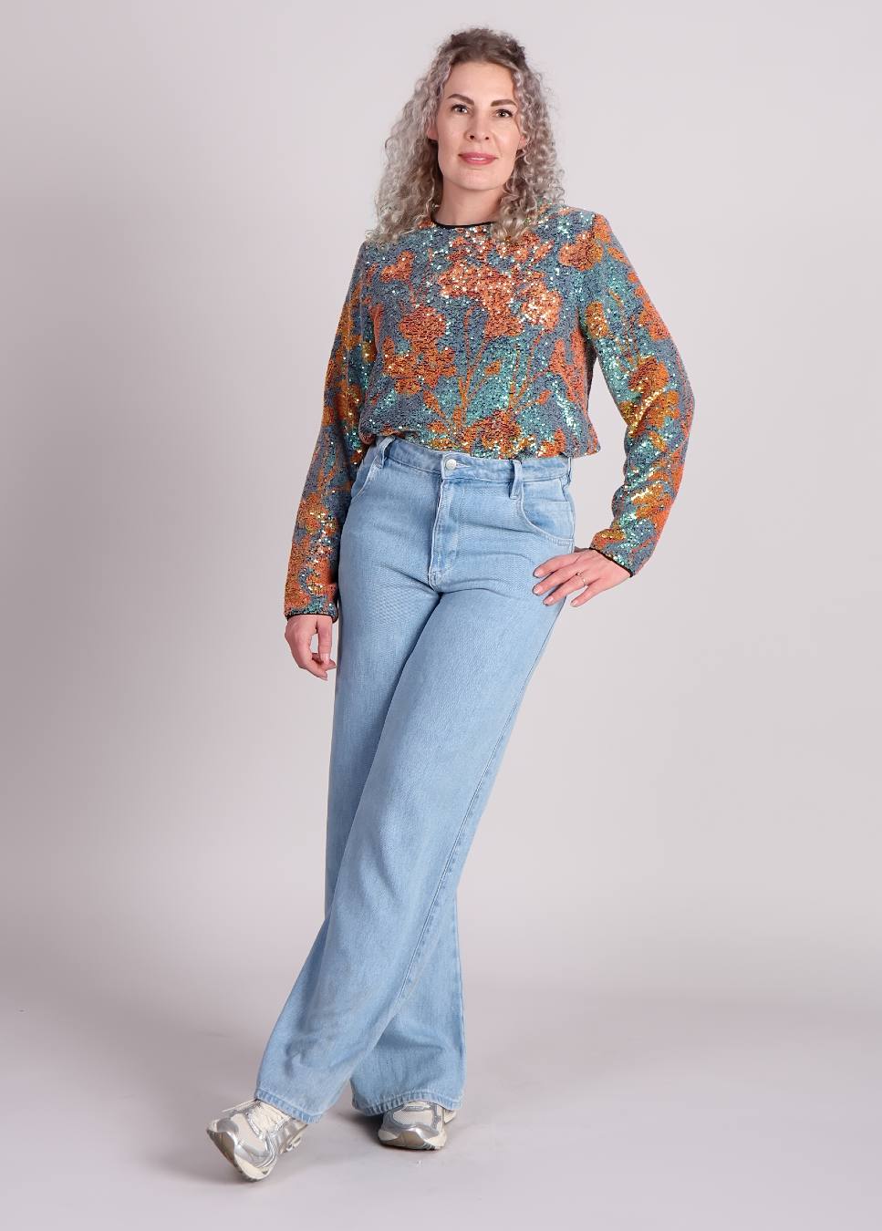 Studio Amaya top lio met pailletten op model met jeans in de kleur blauw en goud