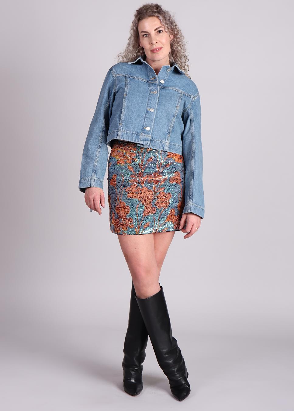 Studio Amaya Lua rok met pailletten met de kleuren blauw en goud gecombineerd met een denim top