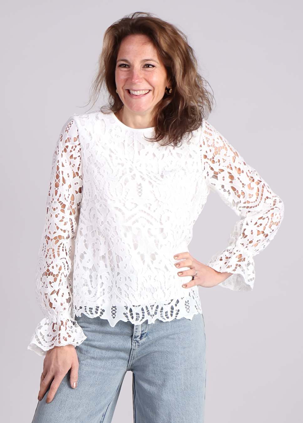 Studio Amaya blouse wit marie met broderie close up van model