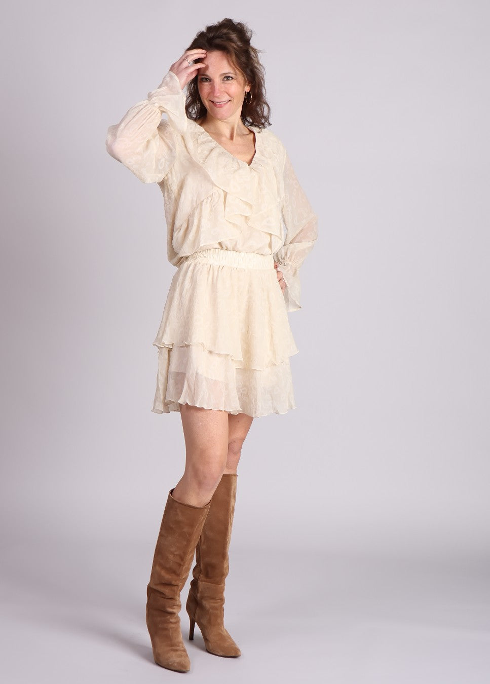 Studio Amaya blouse quinn met bijpassende beige rok met ruffles op model staand