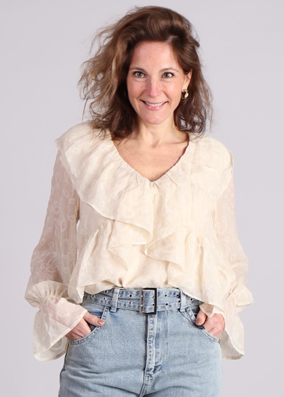 Studio Amaya blouse quinn beige met ruffles op model met jeans