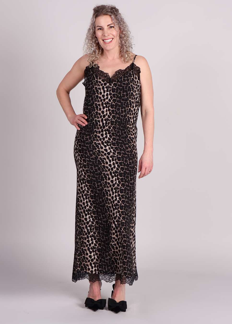 leopard studio amaya slip dress, jurk met print op model