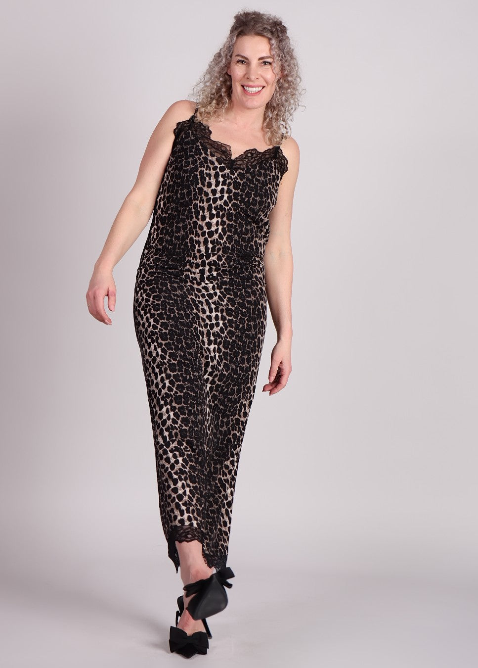 Studio Amaya Amsterdam Tiger jurk, slip dress luipaard print op model