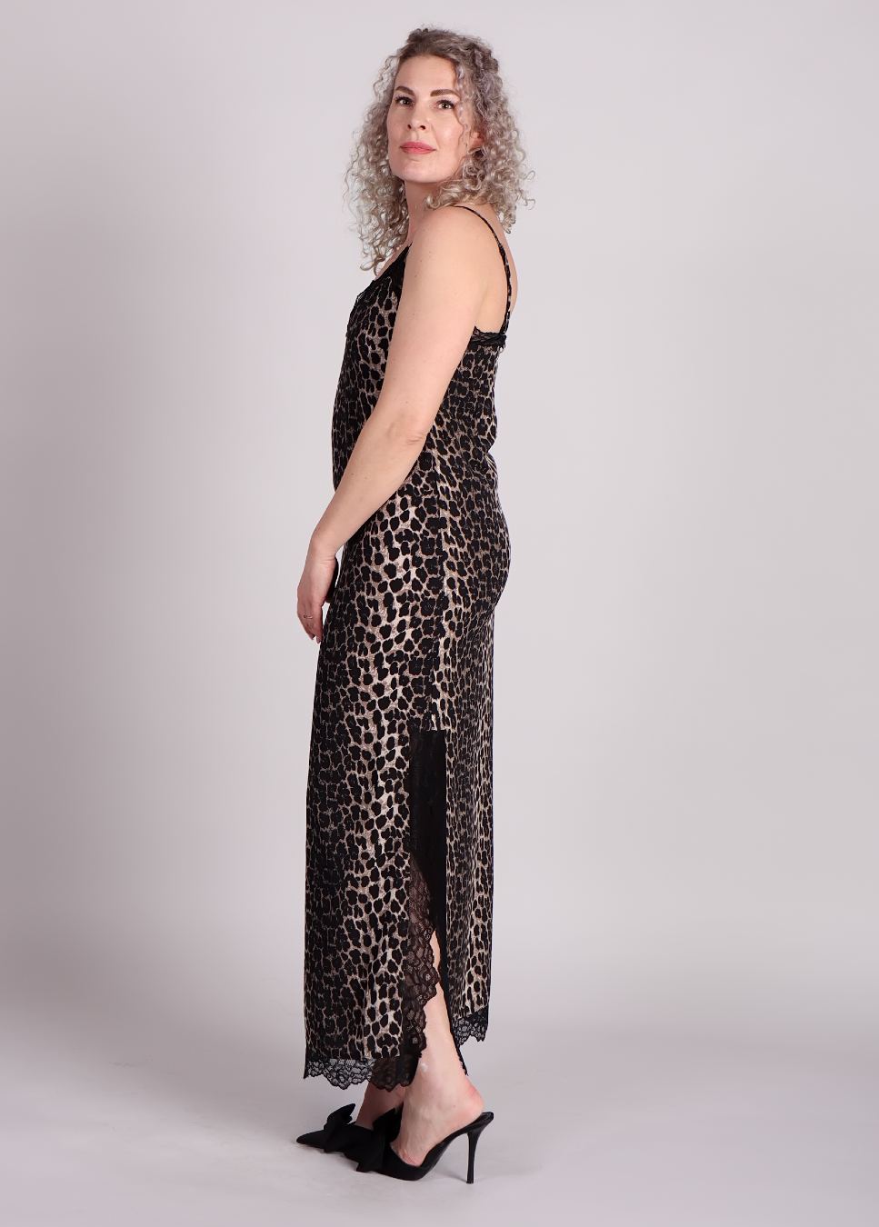 Zijaanzicht van de tiger slip dress in leopard print van studio amaya amsterdam