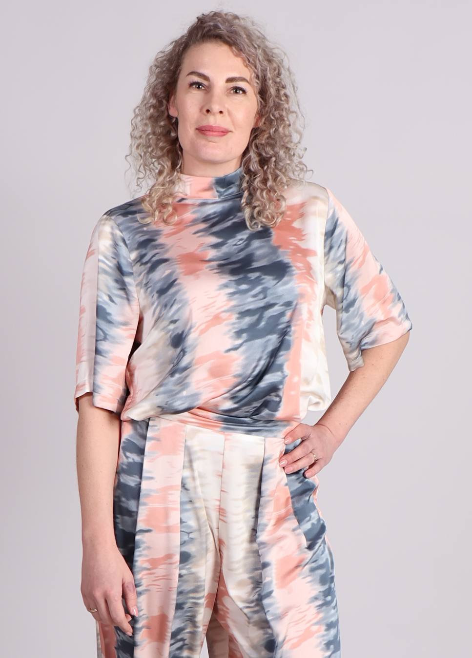 Studio Amaya tommie top shirt tie dye roze met korte mouwen op model close up