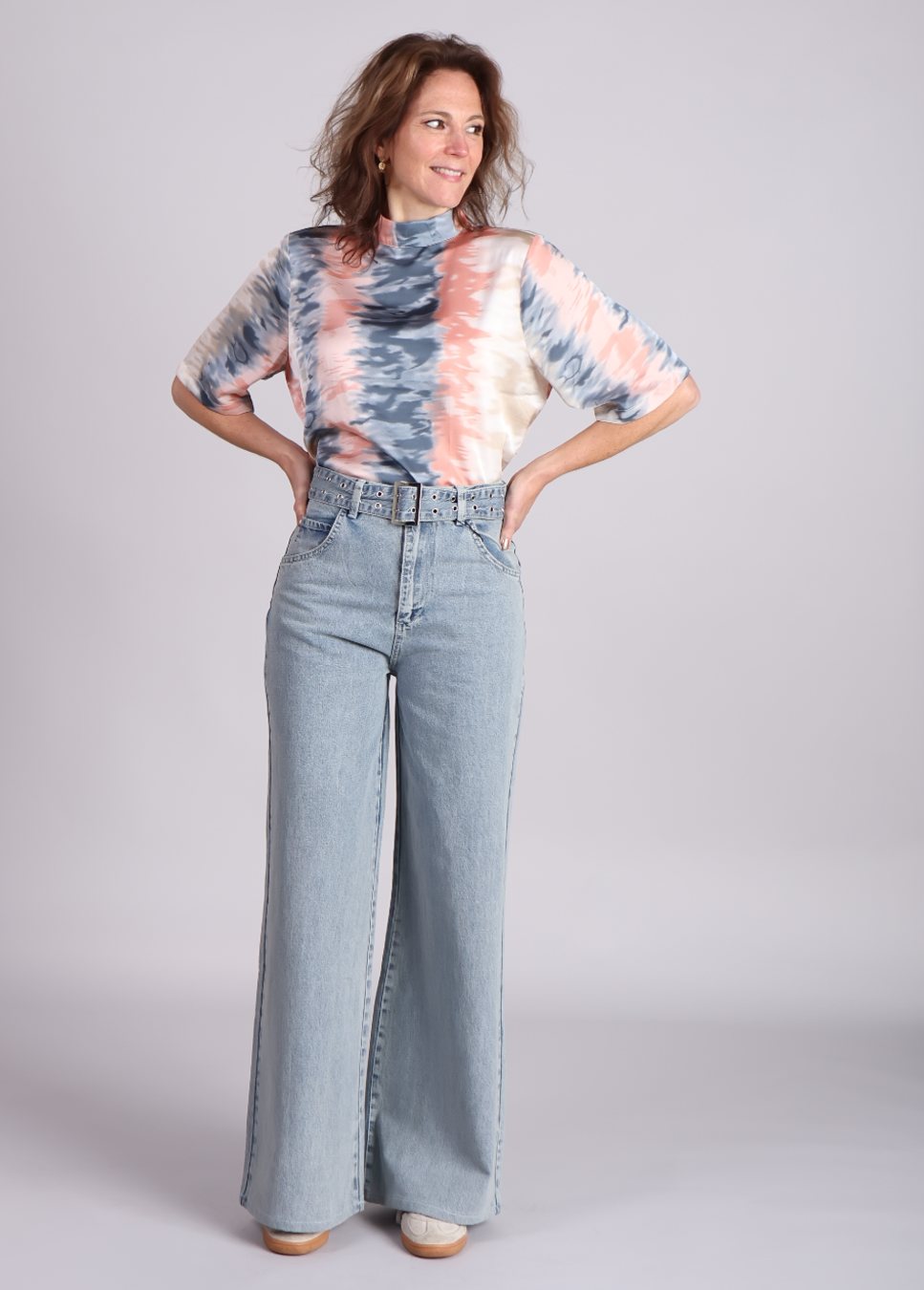 tie dye top Studio Amaya Amsterdam Tommie shirt met korte mouwen op een jeans