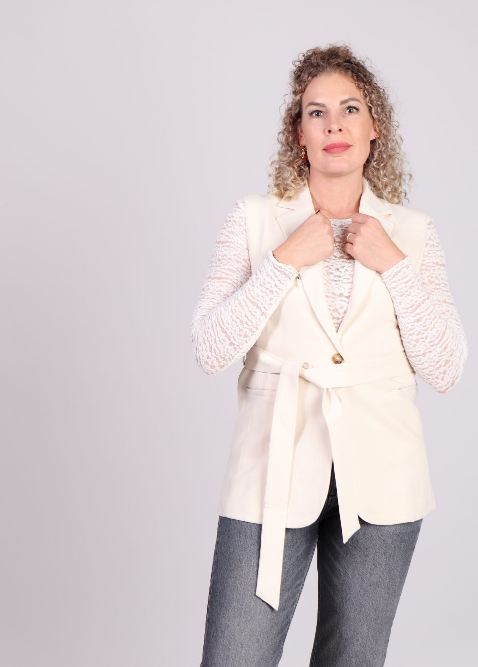 Witte dames gilet Nommy Grace & Mila op model voorkant met jeans