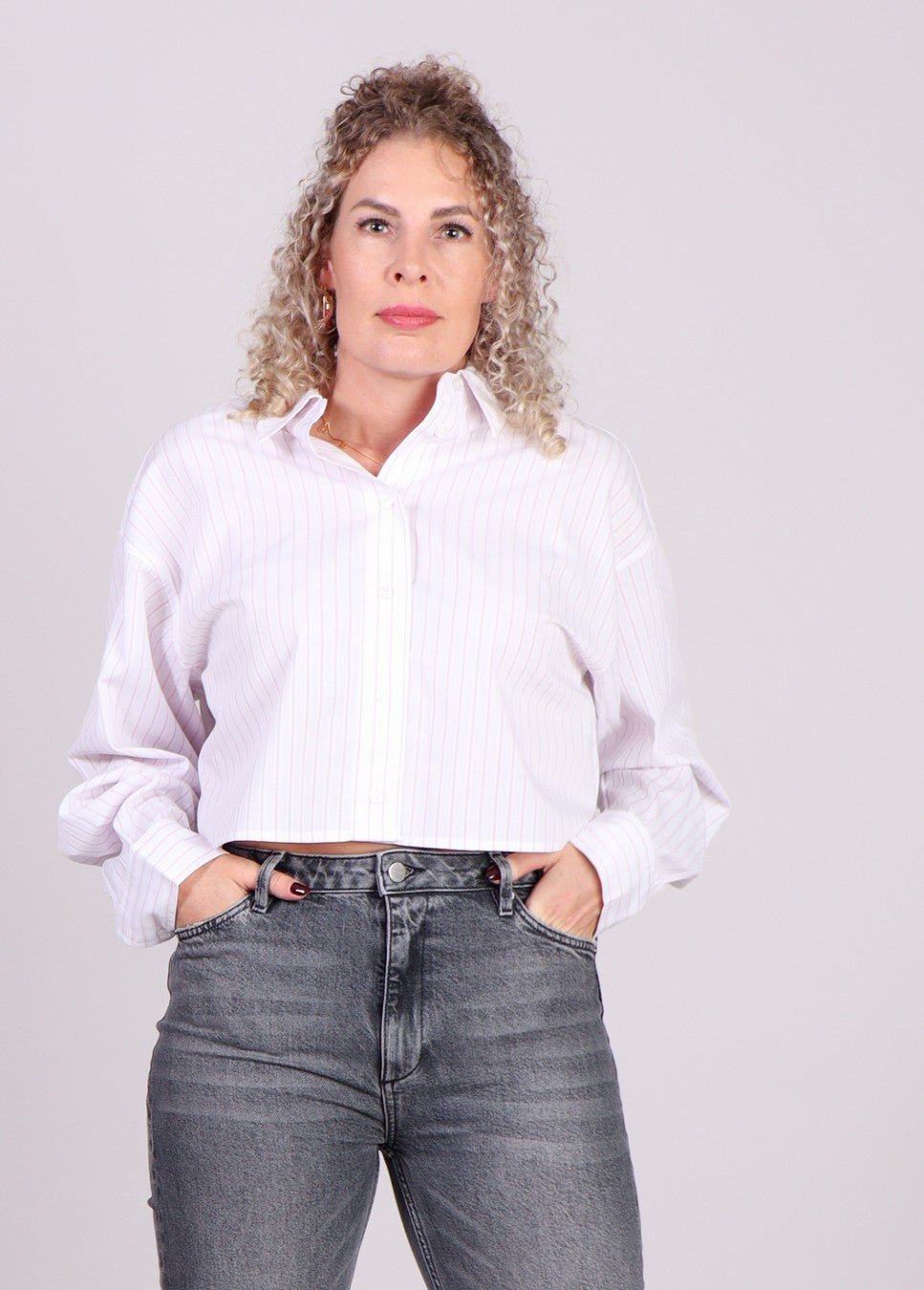 witte dames blouse krijtstreep roze emele mbym op jeans voorkant model