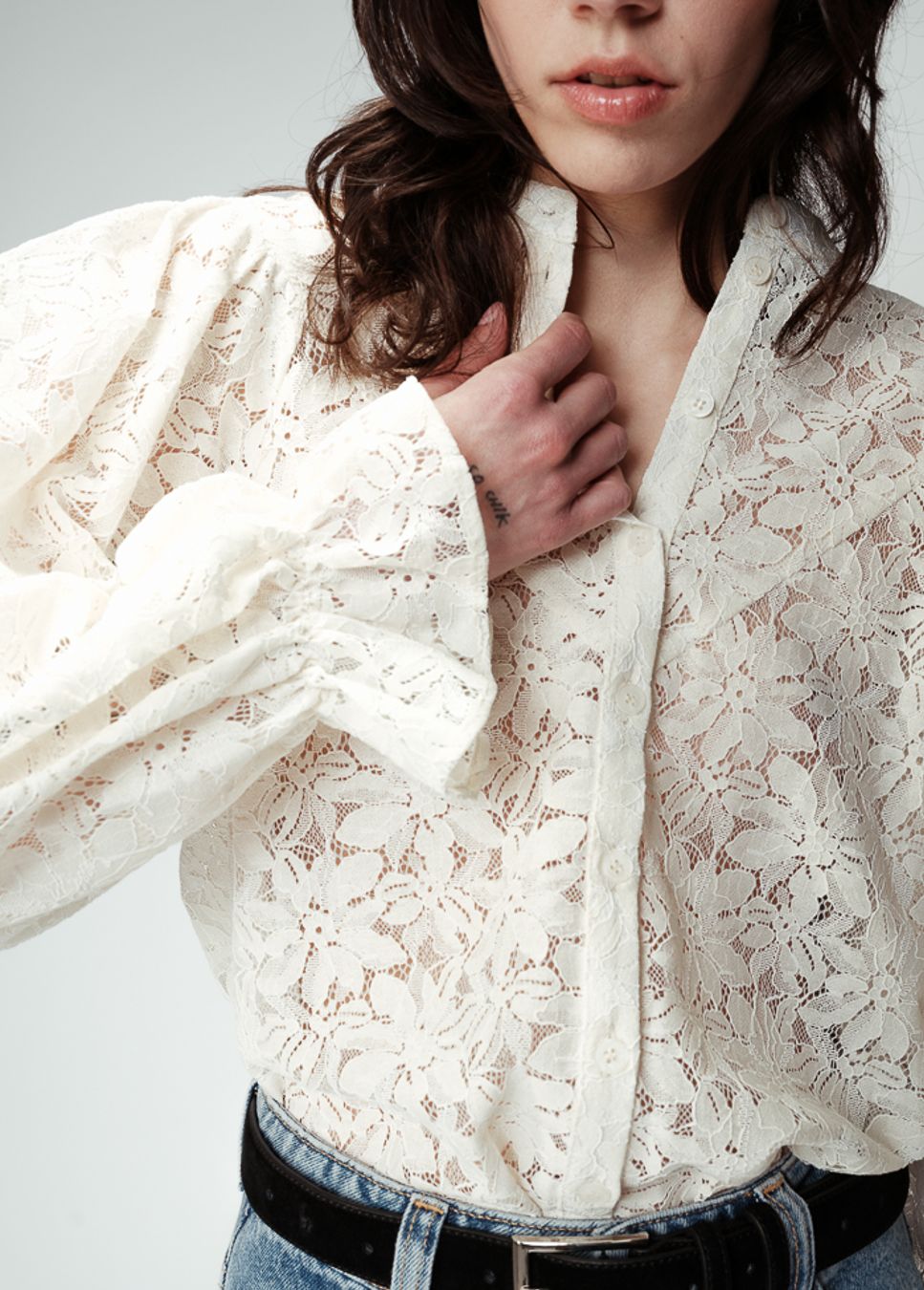 Witte kanten blouse met ruches Ornelle Grace & Mila dames detail model