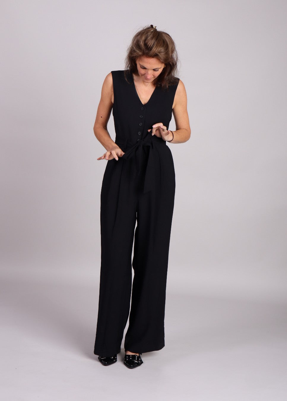 MSCH Copenhagen jumpsuit zwart met strik op model voorkant staand