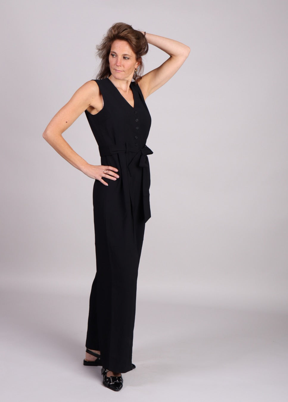 zwarte jumpsuit Asana MSCH Copenhagen op model staan zijkant