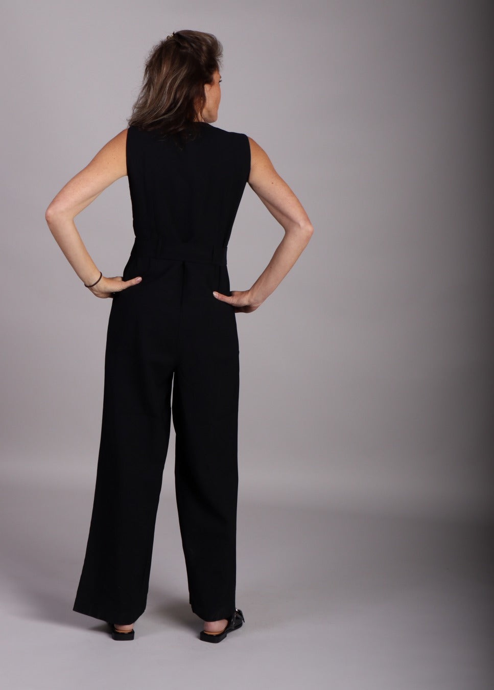 MSCH Copenhagen zwarte jumpsuit Asana op model achterkant staand