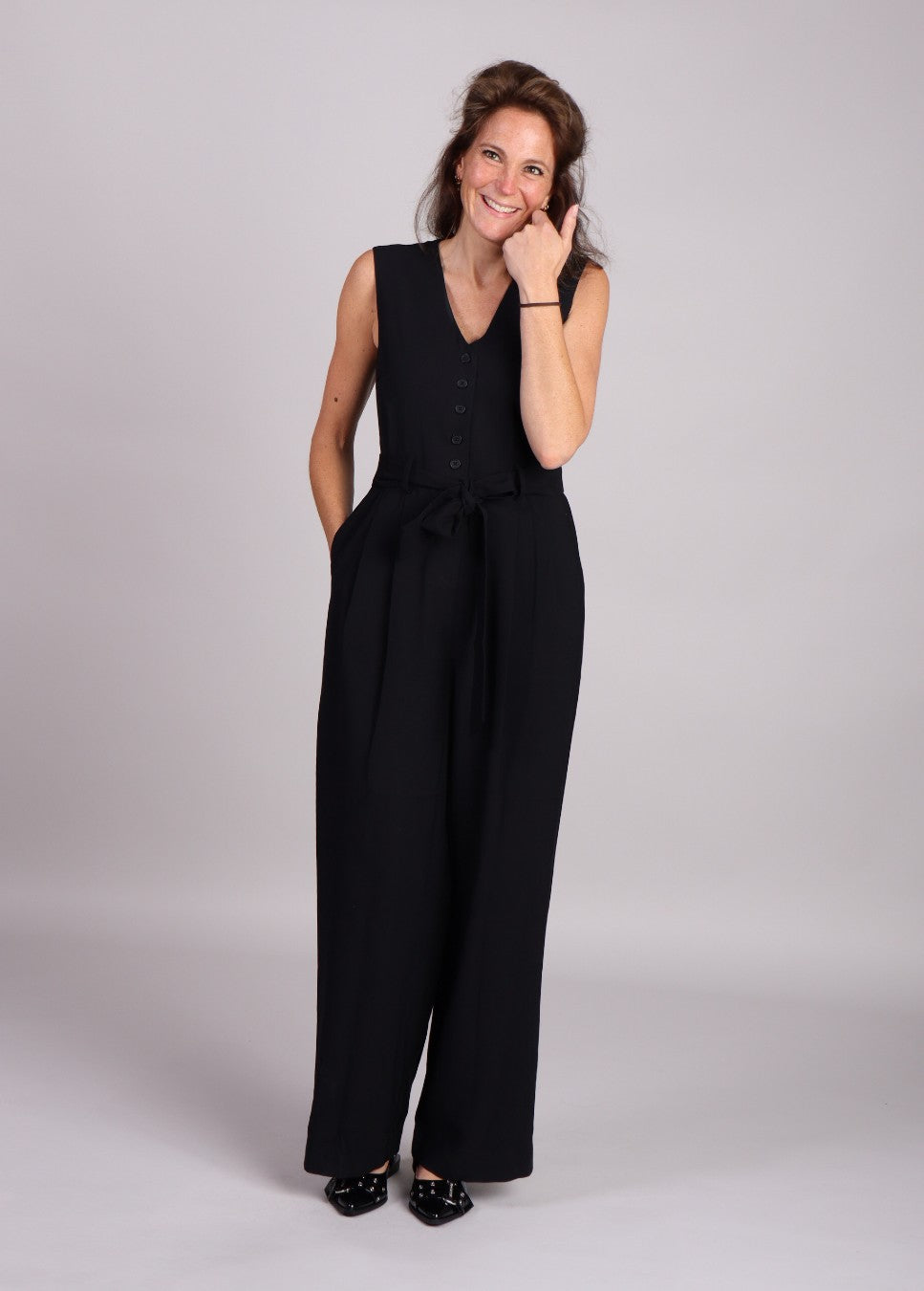 zwarte MSCH Copenhagen jumpsuit Asana voorkant model staand