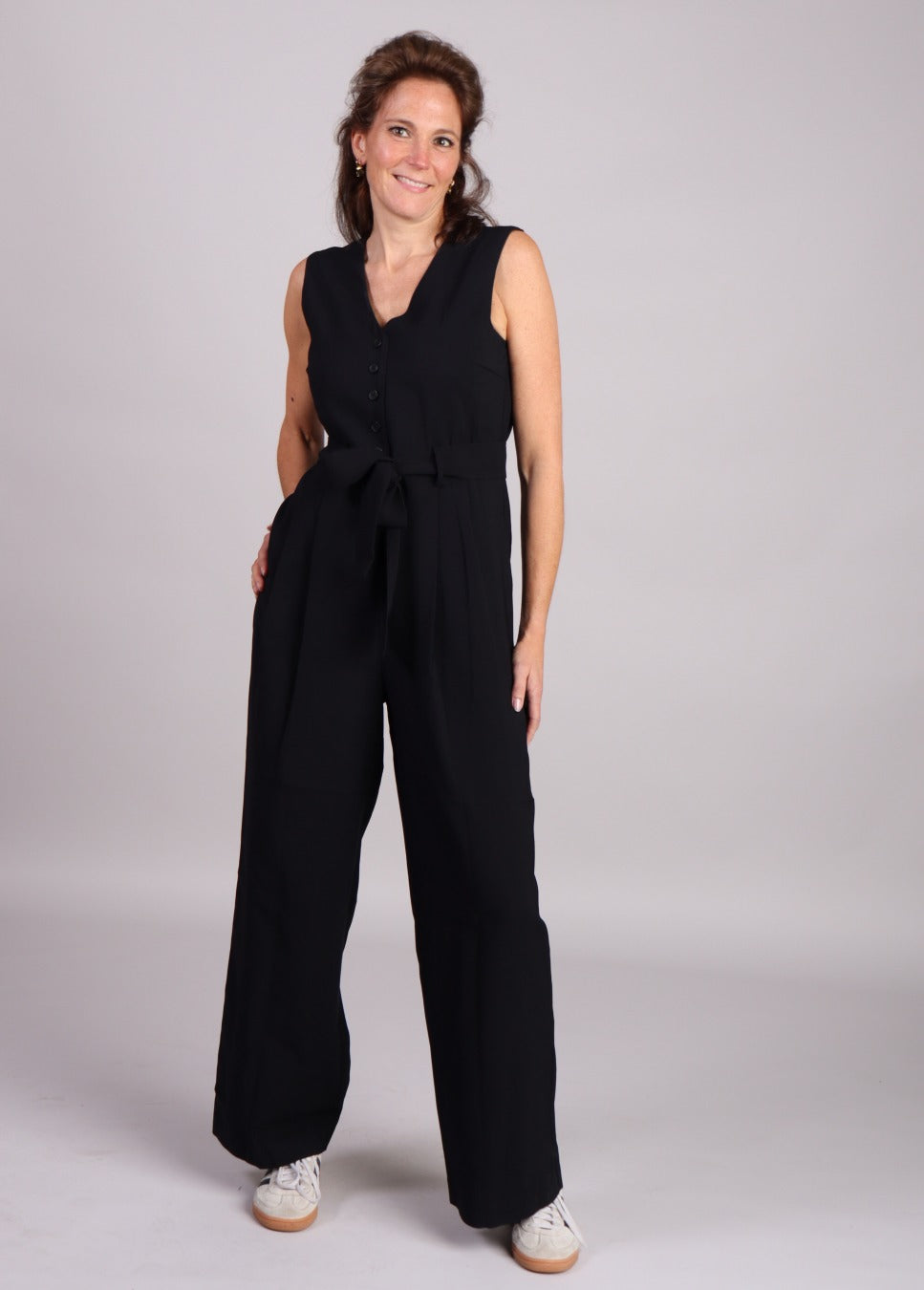 Zwarte jumpsuit MSCH Copenhagen Asana staand voorkant model