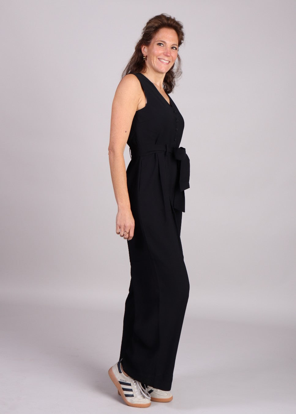 MSch Copenhagen Asana dames jumpsuit zwart op model zijkant staand