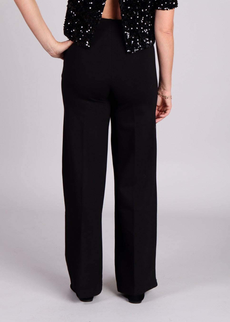 Close up dames mbym pantalon seenta op model met zwarte top