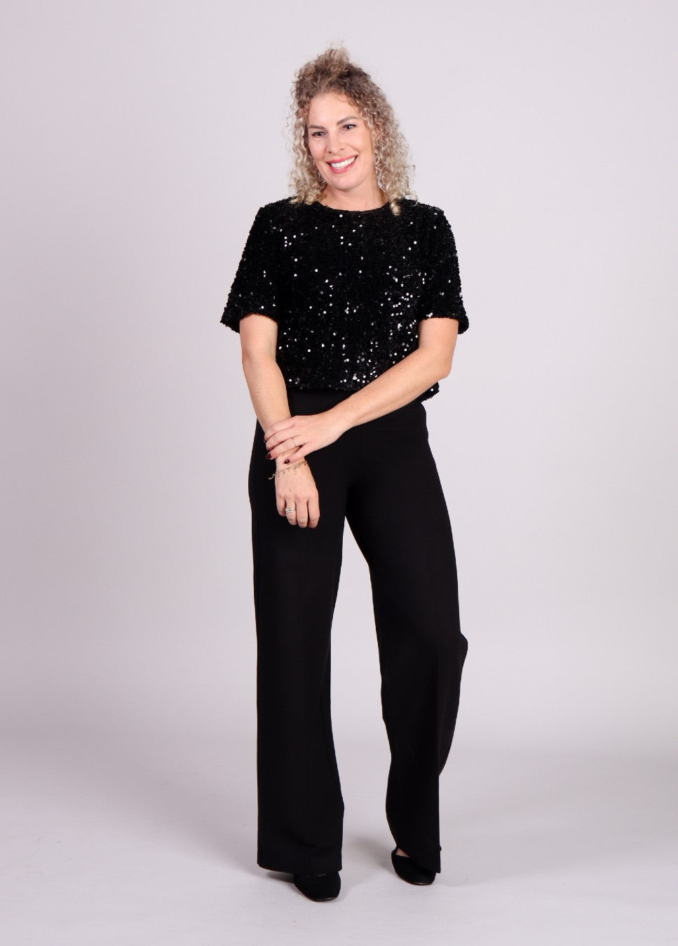 zwarte dames pantalon seenta mbym op model met zwarte top