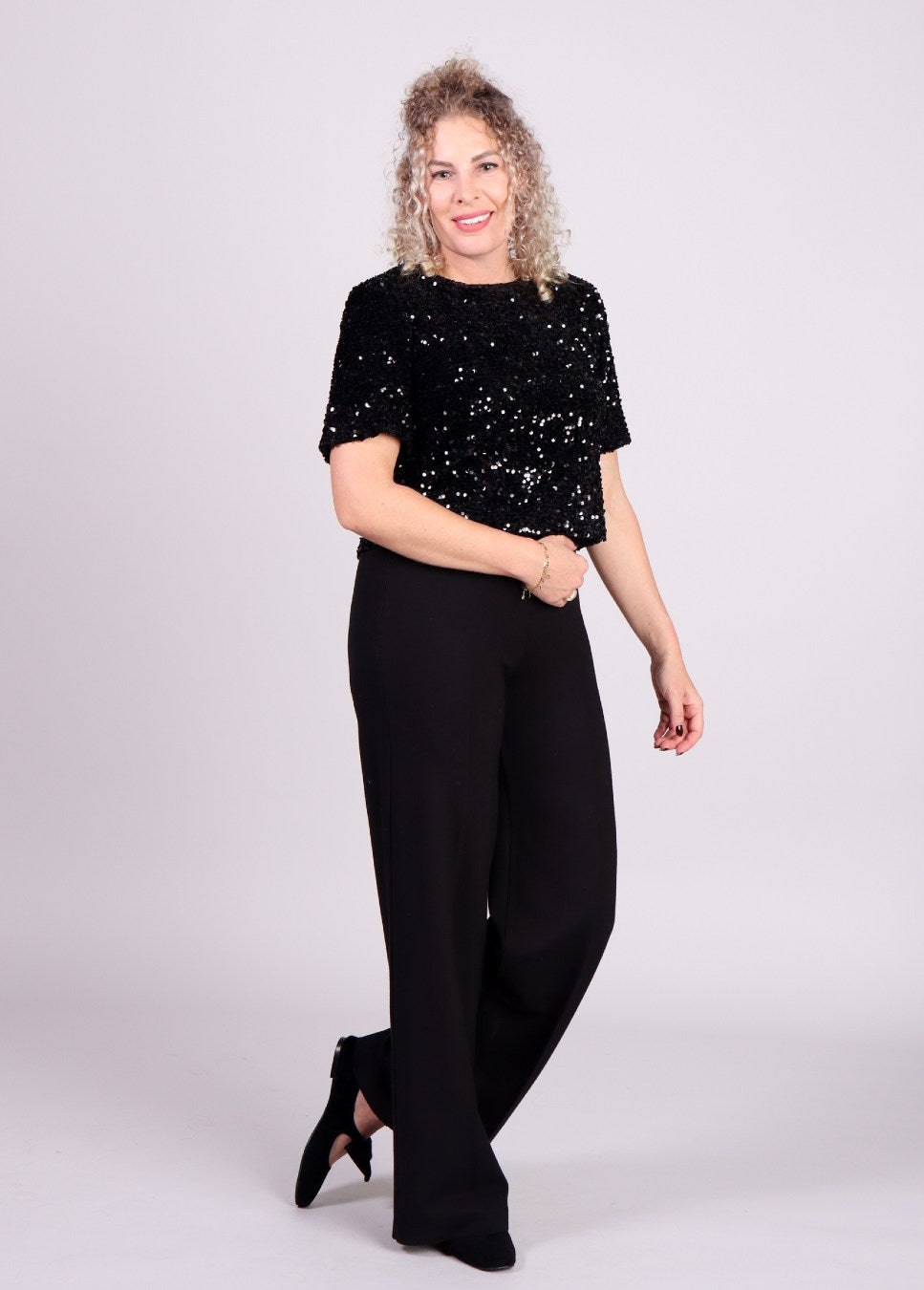 pantalon mbym dames seenta zwart op model met zwarte top