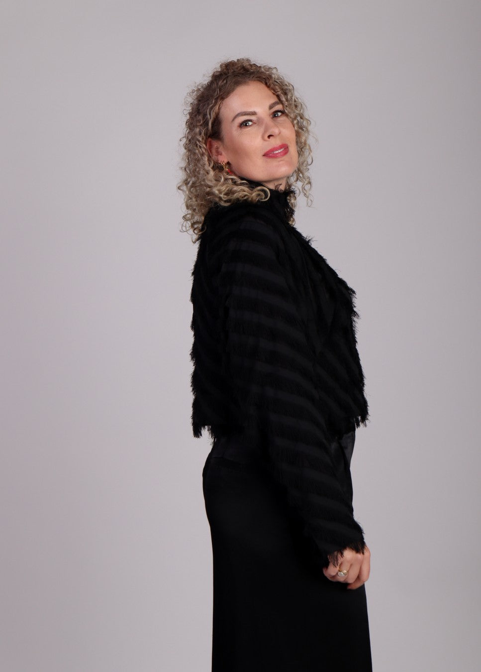 Zwarte blouse met franjes Maggy - Studio Amaya