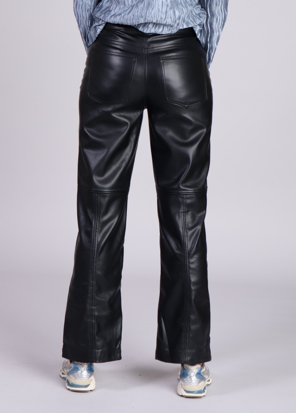 Achterkant zwarte mbym broek vegan leather mayanna