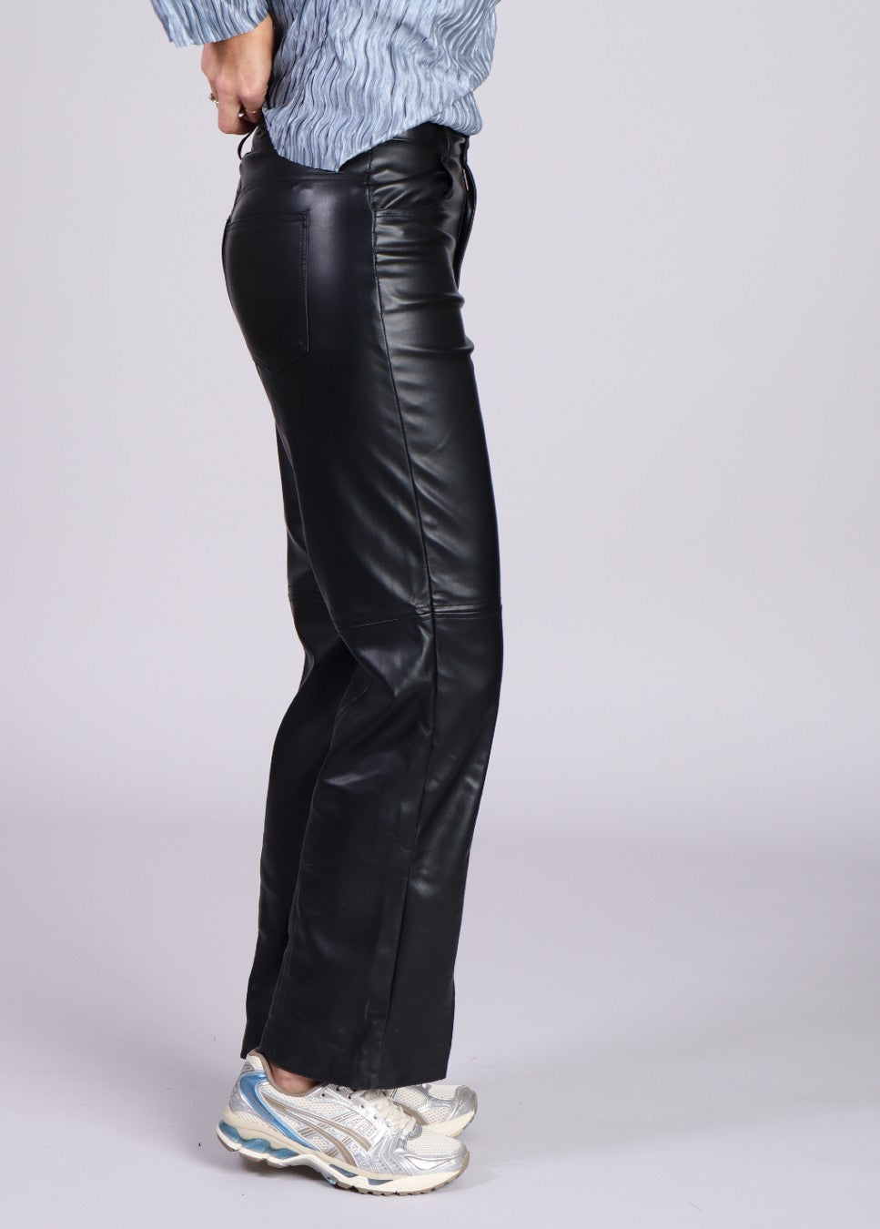 mayanna vegan leather mbym broek zijkant detail