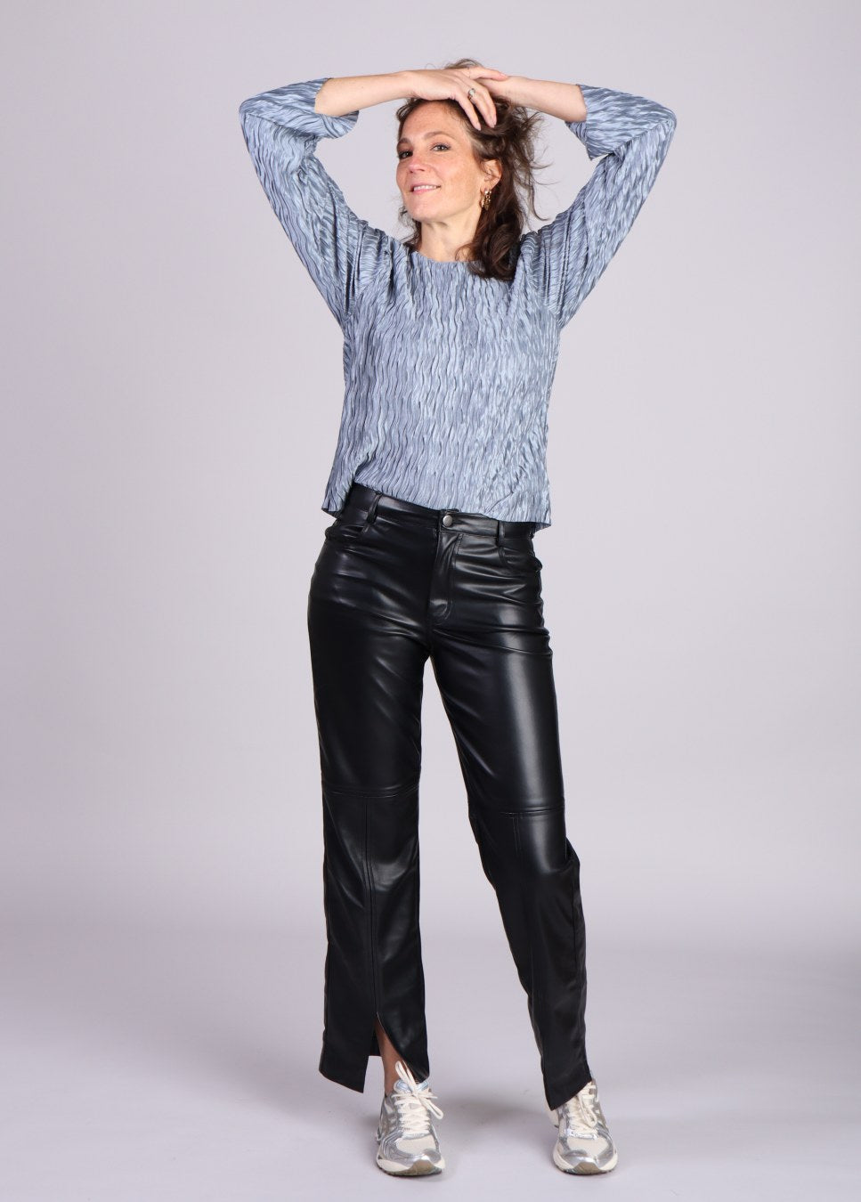 Zwarte vegan leather dames broek Mayanna  mbym op model voorkant