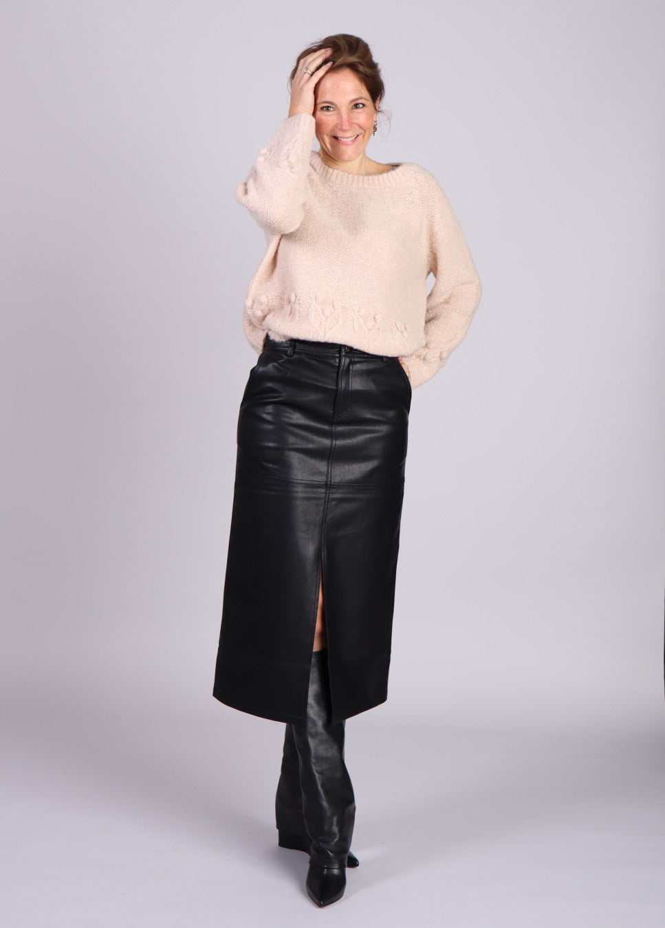 zwarte nory vegan leather dames rok midi rok Grace en Mila op model recht staand