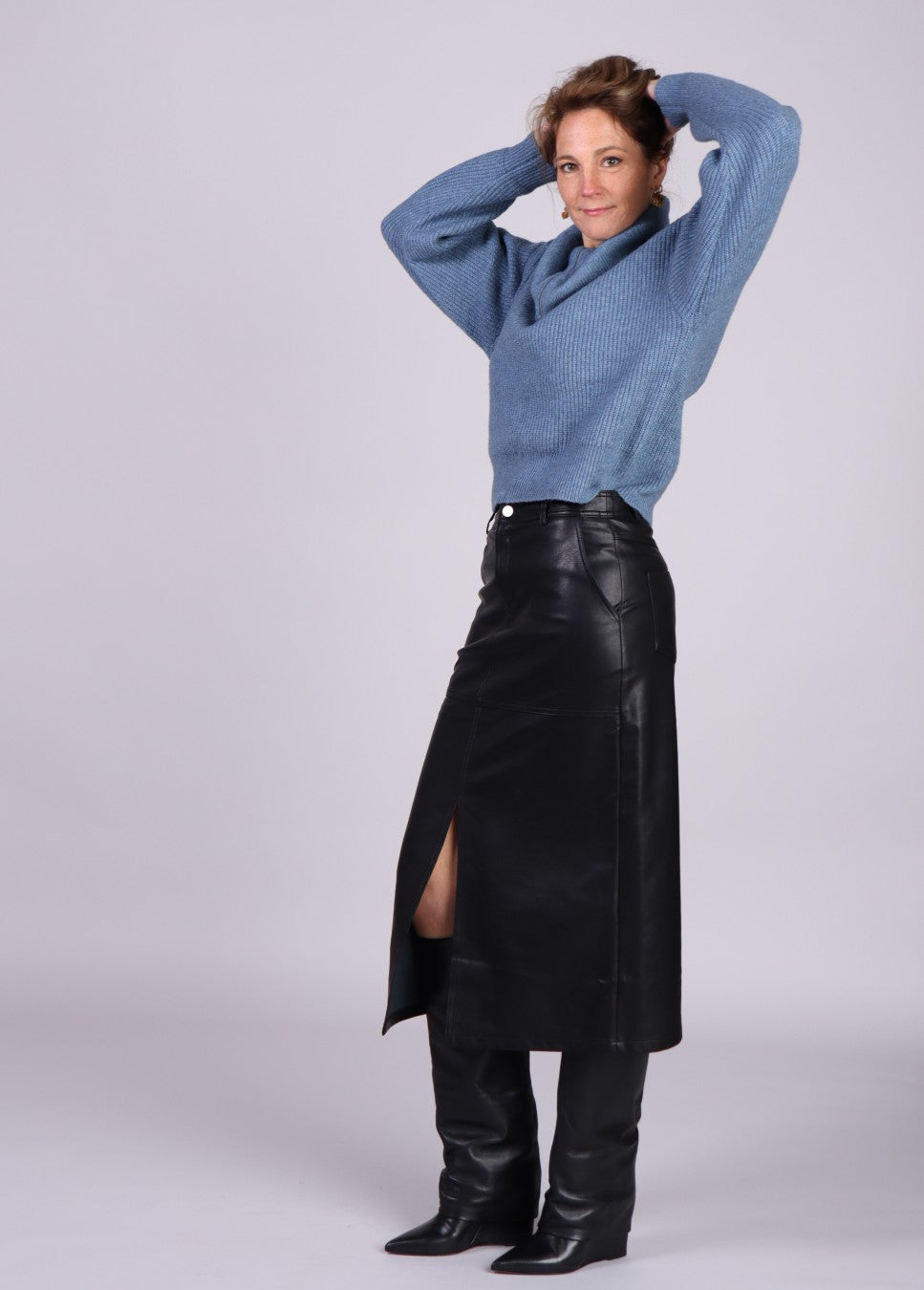 vegan leren rok grace en mila  mey blauwe trui op model staand