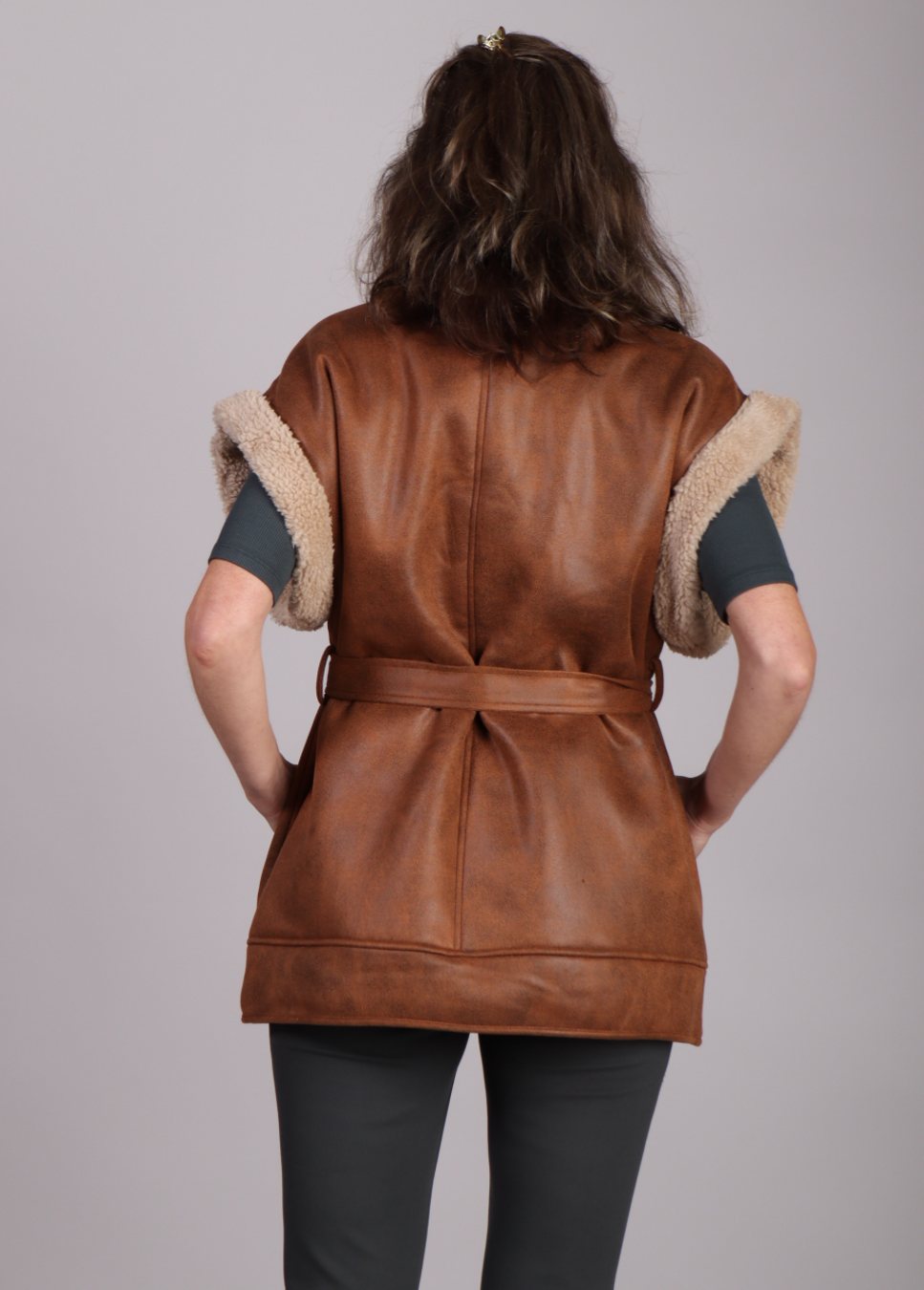 Maya lammy gilet van Studio Amya op model achterkant