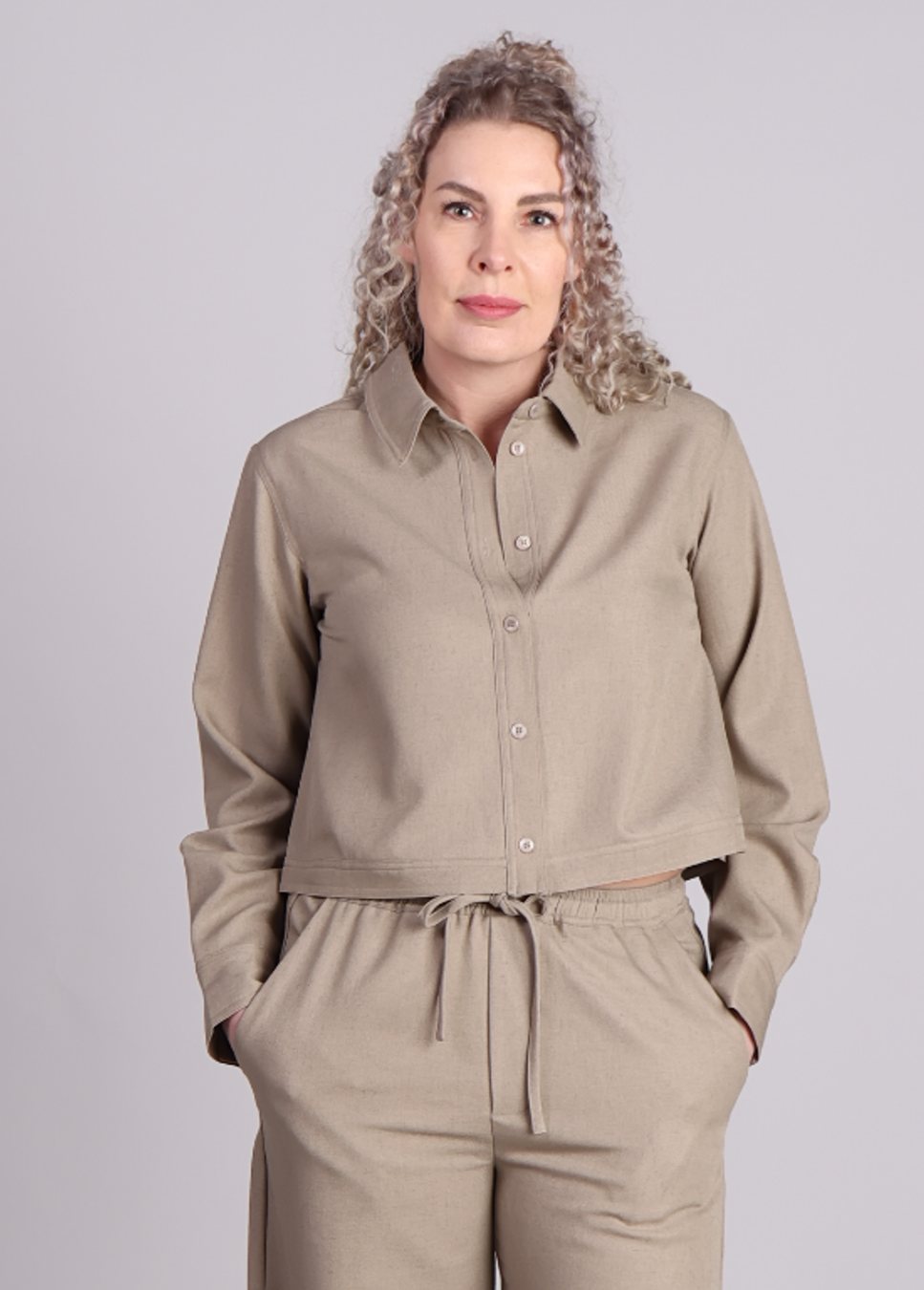 MbyM blouse Azurra m linnen beige op model voorkant close up