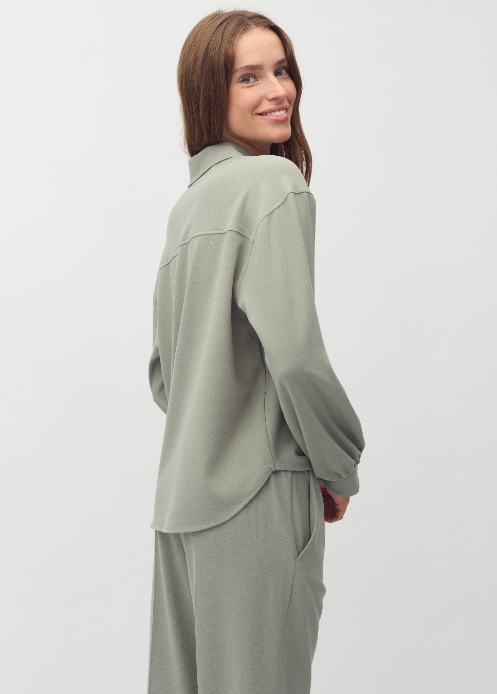 achterkant Cammia M, mbyM blouse groen van kleur op model