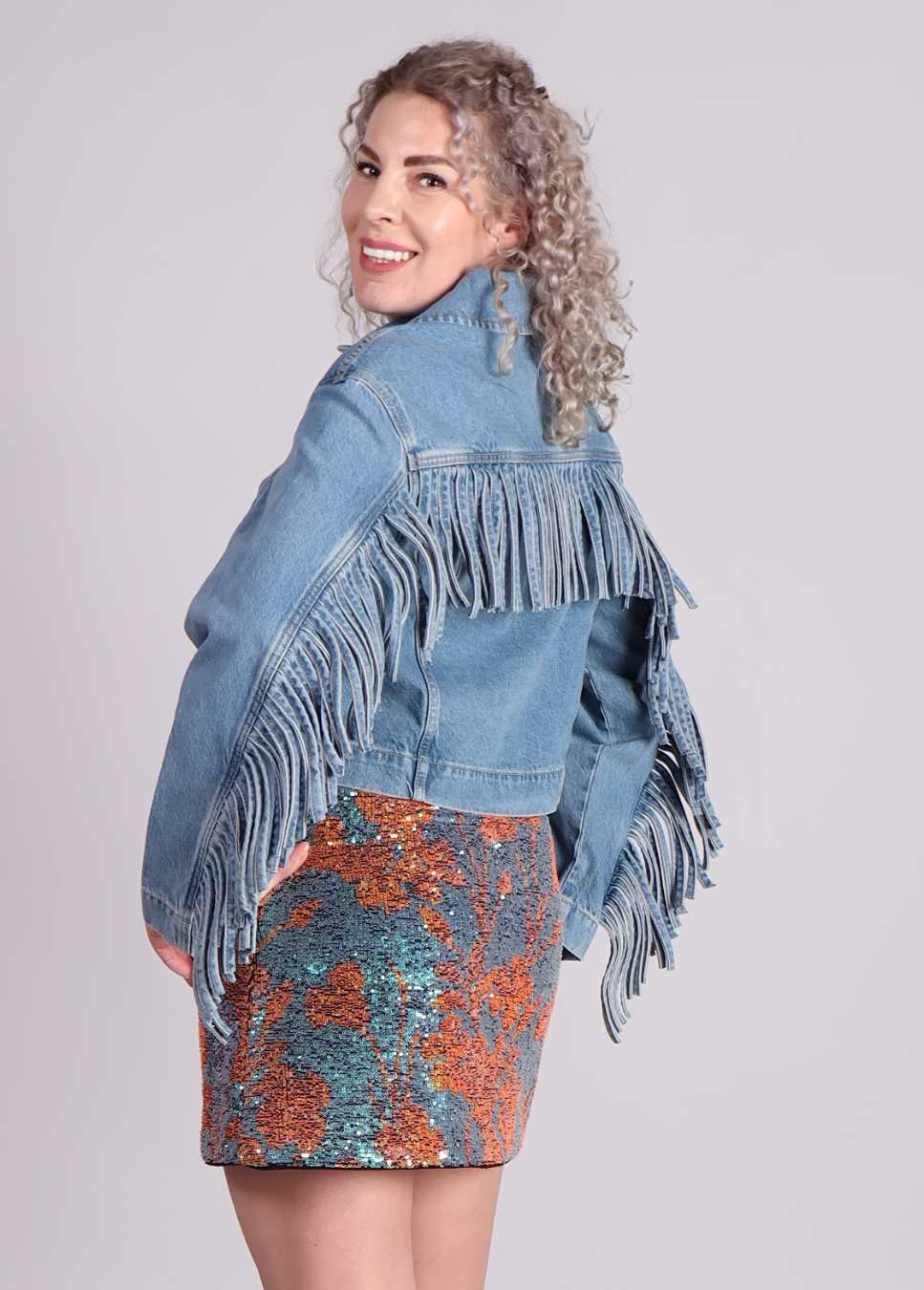 mbyM Catherina M spijkerjas met franjes denim op pailletten rok met model