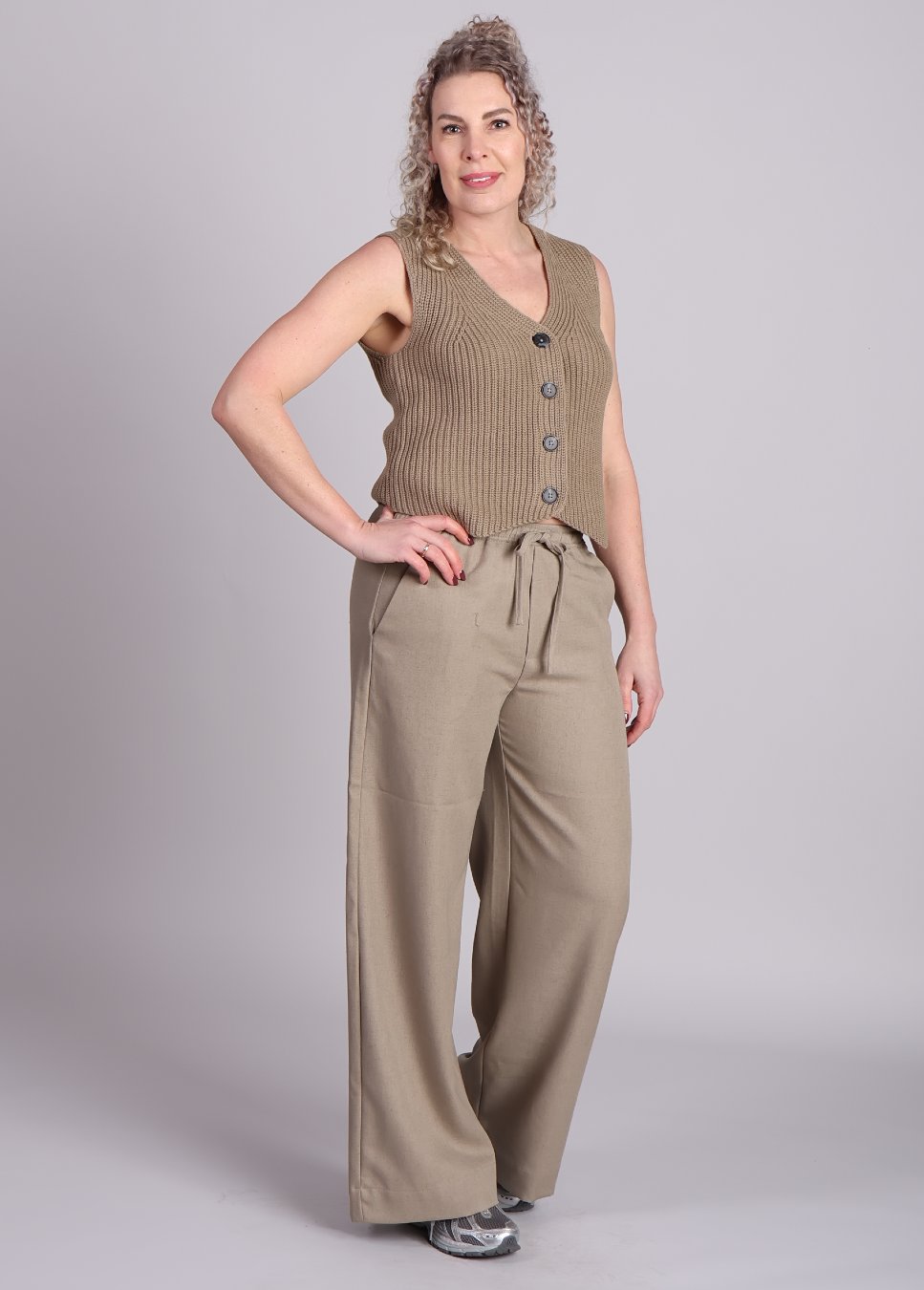 mbyM broek christoff M linnen beige op model staand voorkant