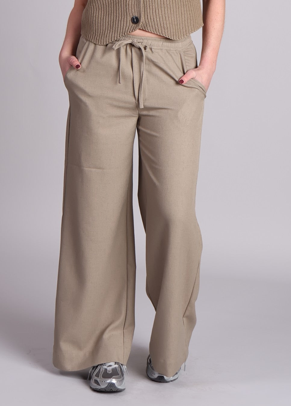 broek mbyM Christoff M pants linnen stof, trekkoord beige van kleur op model staand close up