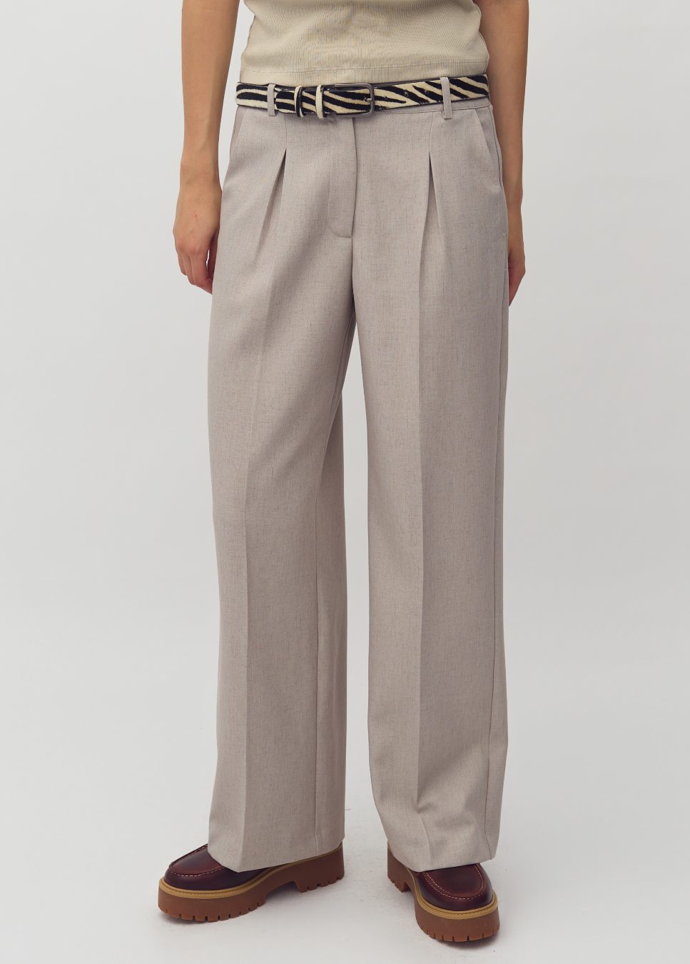 mbyM broek cristiana long M linnen pants, beige op model