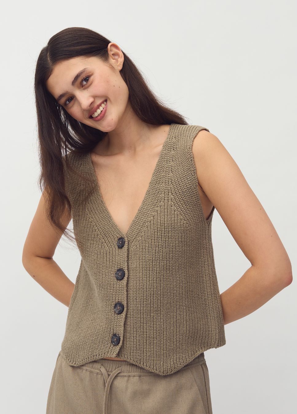 mbyM Ilina-M gilet beige gebreid model voorkant