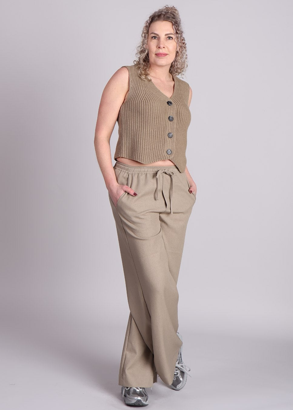 mbyM Ilina-M gilet beige gebreid model voorkant staand met bijpassende broek