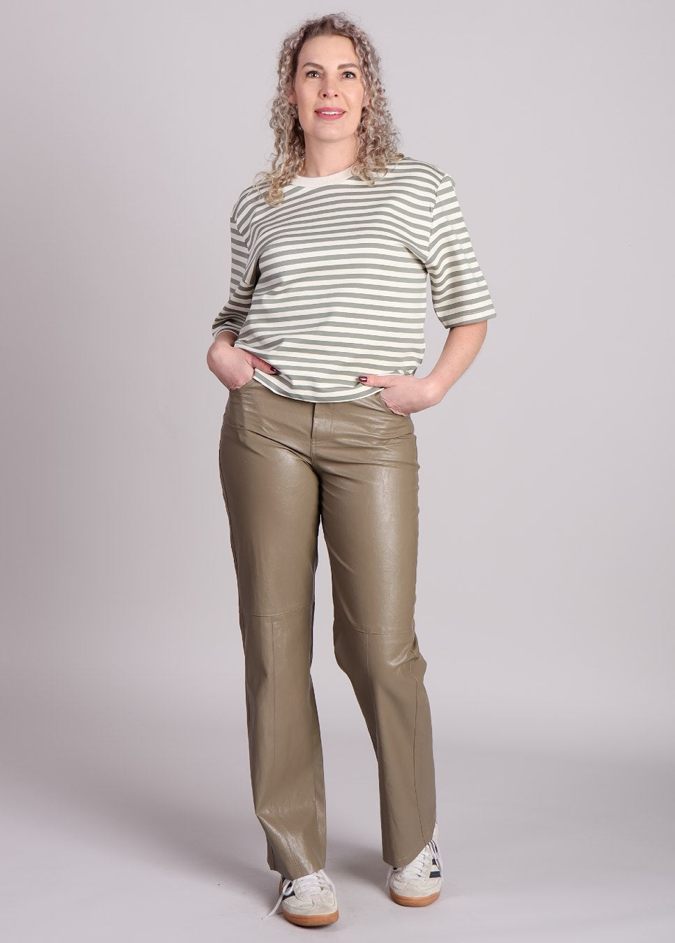 beige vegan leather, leren mbyM broek Mariane M op model 