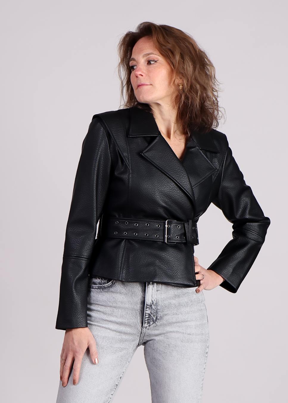 mbyM salivia M vegan zwarte leren jas met riem  op model gecombineerd met jeans