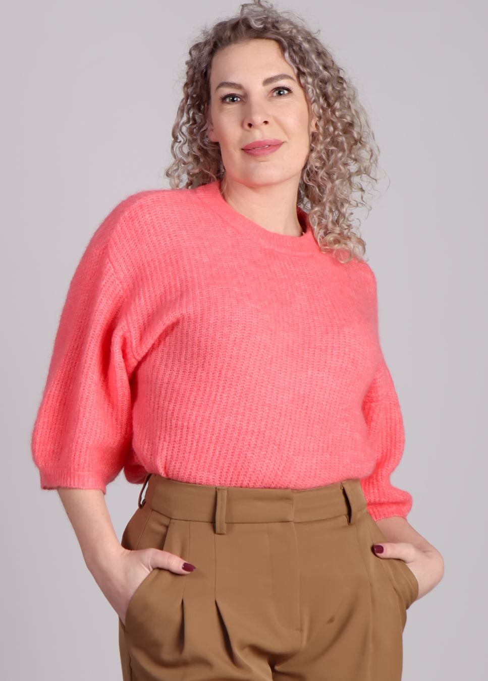 mschhila hope pullover zomerse trui korte mouwen roze van kleur op model close up 