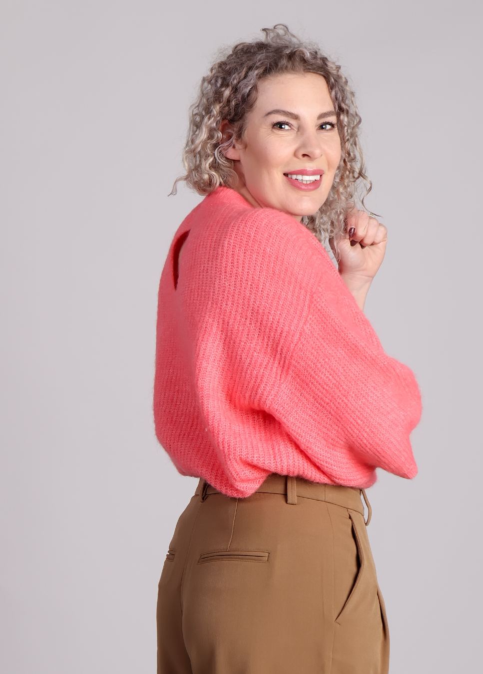 zijaanzicht van de mschhila hope trui zomerse pullover met korte mouwen in het roze