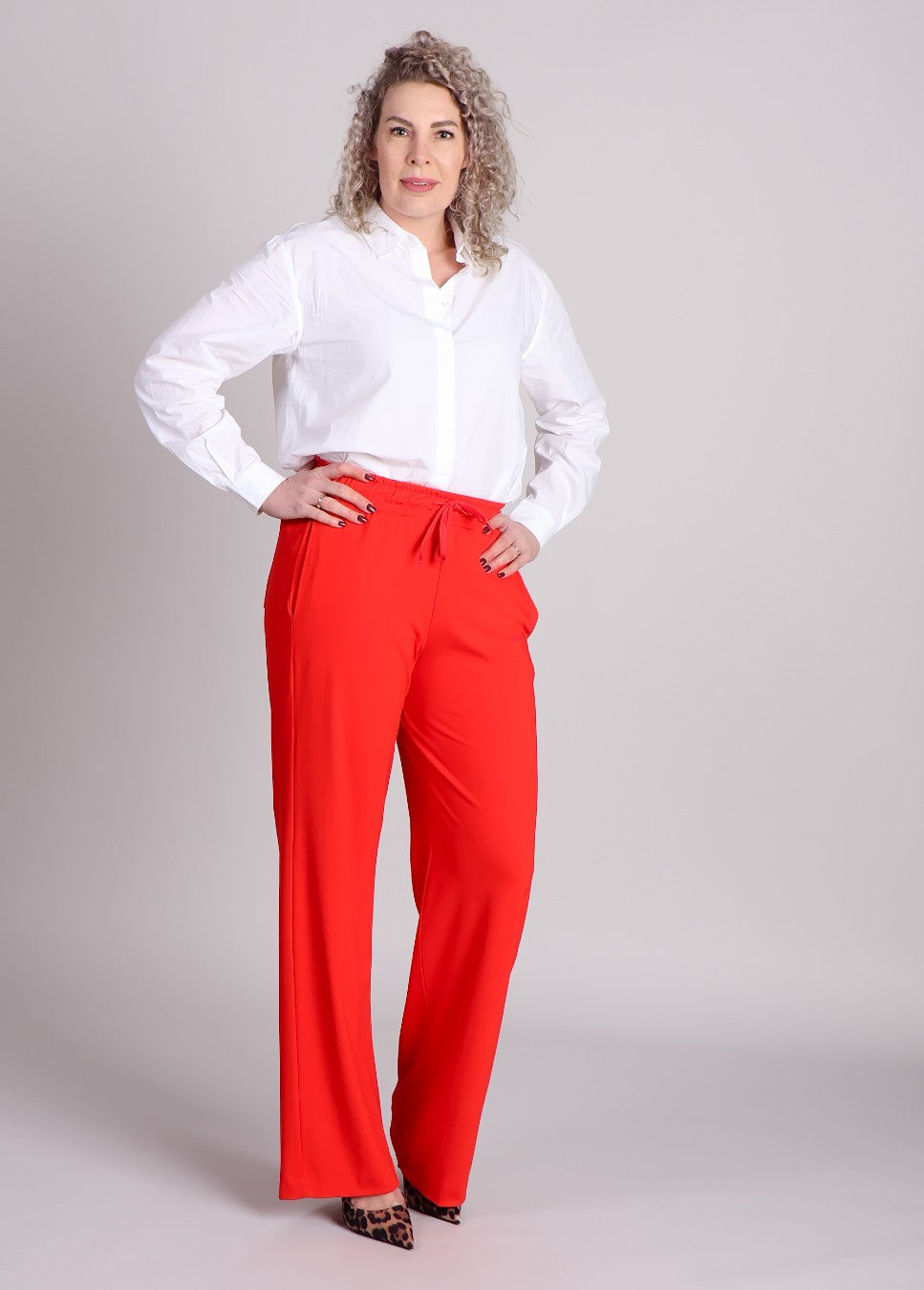 mscholisa marilla blouse shirt wit op rode broek modstrom 