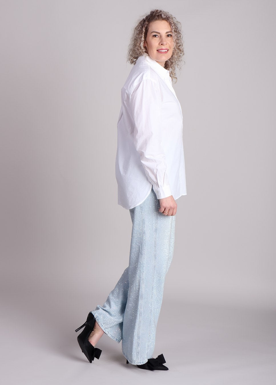 mscholisa marilla shirt blouse wit van kleur loshangend op ene gave homage jeans