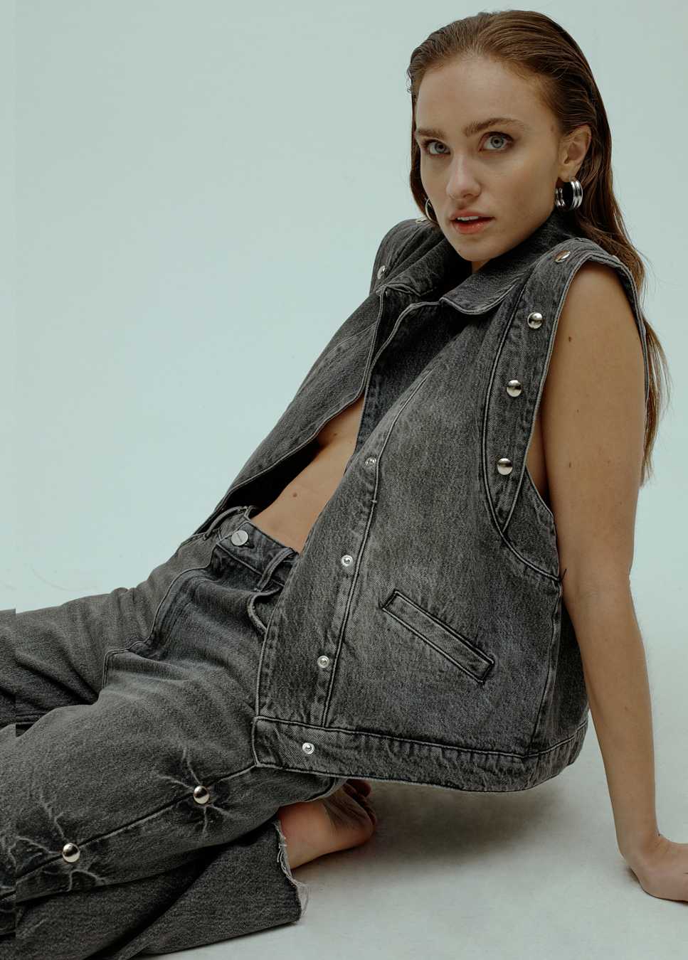 Het vintage grey denim gilet met big studs van Homage is een absolute eyecatcher. Dit fantastische gilet is gemaakt van een soepele denim kwaliteit en heeft opvallende grote studs die een stoere uitstraling geven. Stijl je look af met de bijpassende HOMAGE jeans met Big Studs. Shop de nieuwe collectie van Homage.