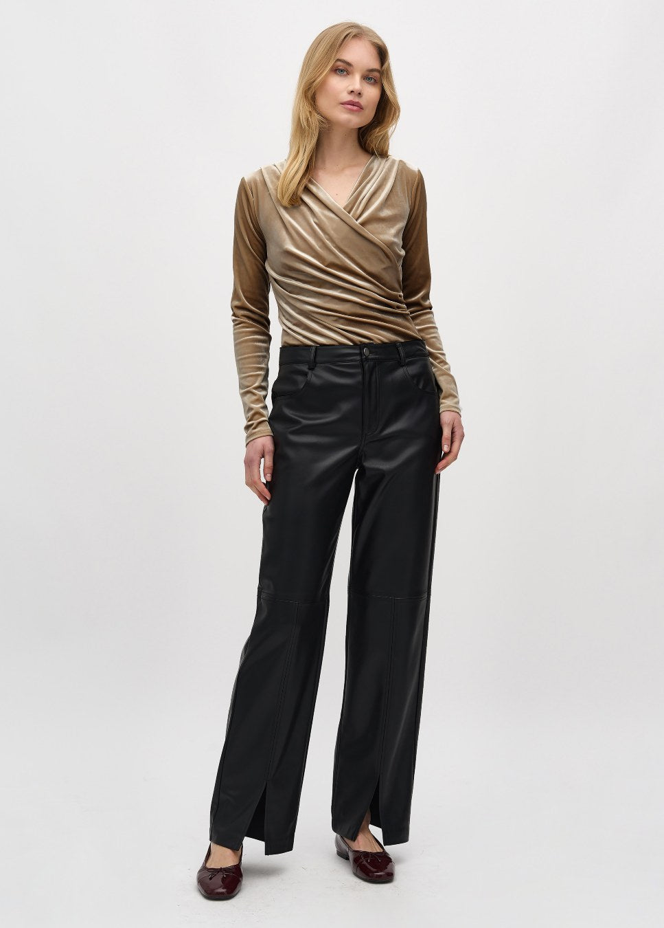 Zwarte vegan leather broek met splitjes Mayanna mbyM voorkant op model